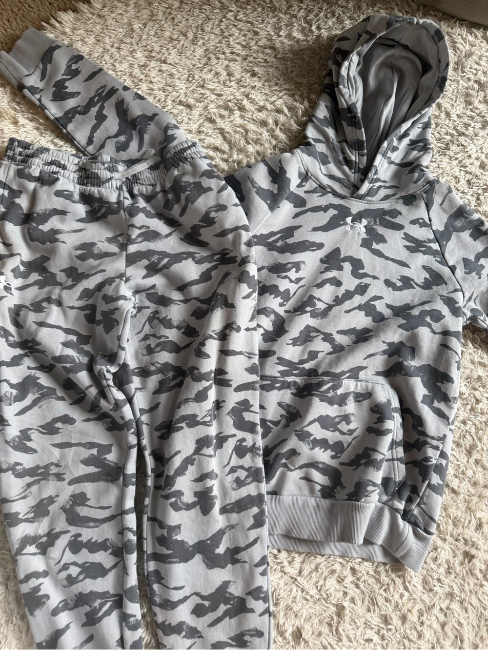 Size Youth Large $35 Under Armour Kids Gray Camouflage Hoodie & Jogger Set.